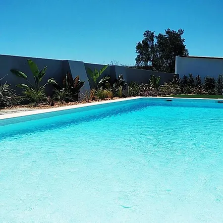 Апартаменты Modern In With Shared Pool.