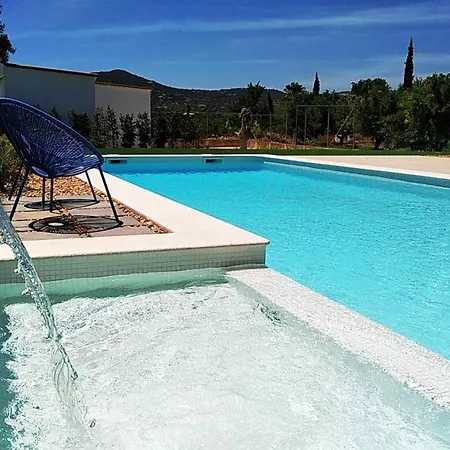 Modern In With Shared Pool. Апартаменты Эштой